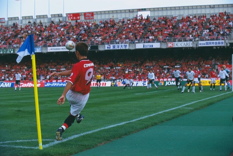 コーナーキックを蹴る福田正博（2002年）　©︎Takao Yamada