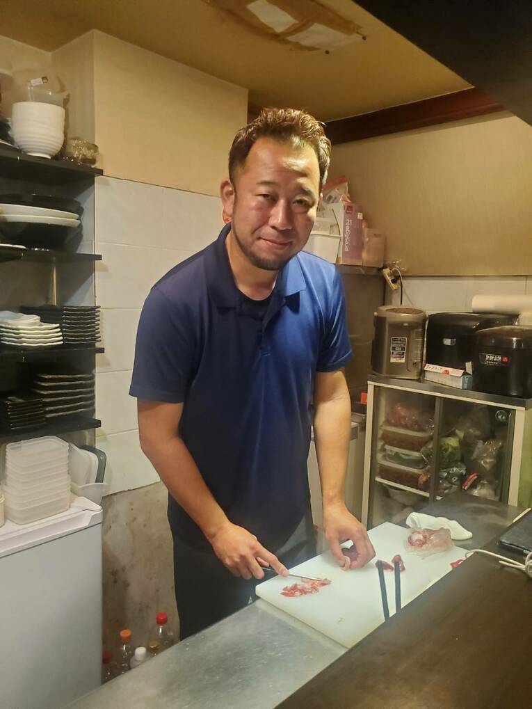 包丁を手に仕込みする桟原さん　©︎Shunsaku Sakai