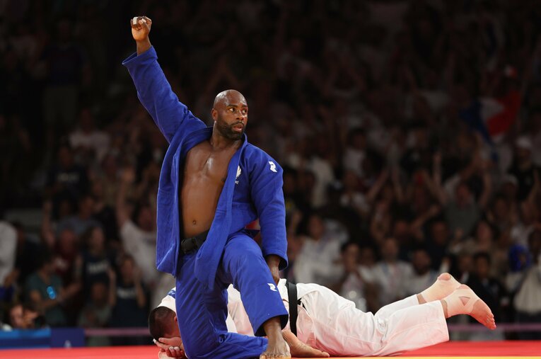 柔道混合団体戦決勝、「電子ガチャ」からのリネールの勝利でシャン・ド・マルス・アリーナは熱狂に包まれた　©JMPA