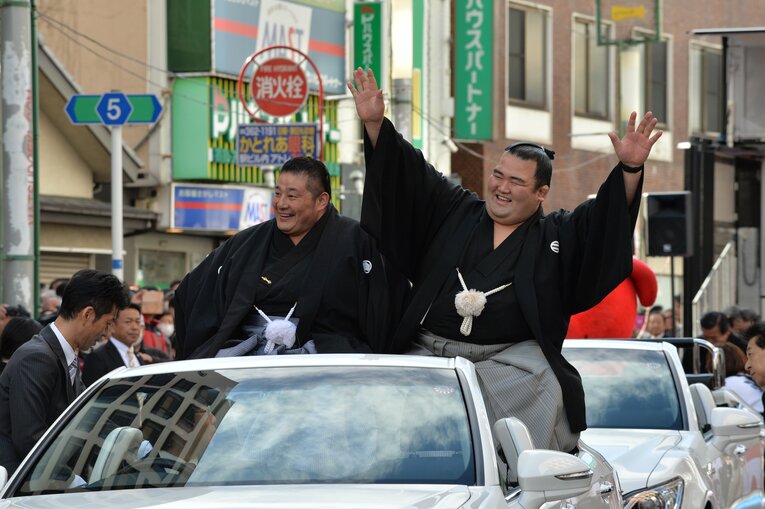 初優勝後、松戸でのパレード　©JMPA