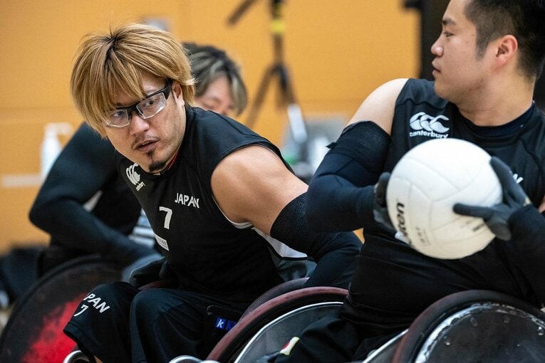 幅広い障がいの選手が同じコートで激しく戦うのも車いすラグビーの魅力のひとつ　©Takuya Sugiyama