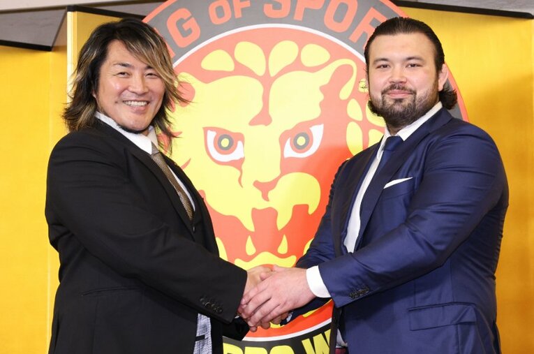 6月23日の入団会見。新日本プロレス社長の棚橋弘至と握手をかわすウルフアロン ／ photograph by JIJI PRESS