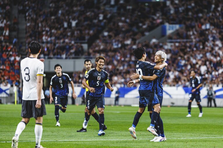 伊東純也を祝福する久保建英（7枚目／全15枚）©Kiichi Matsumoto