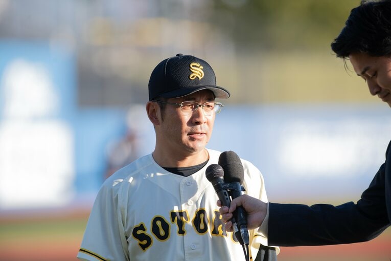 昨秋の中国大会準決勝で勝利後、場内インタビューに応じる藤本誠・現崇徳監督 ©Kota Inoue