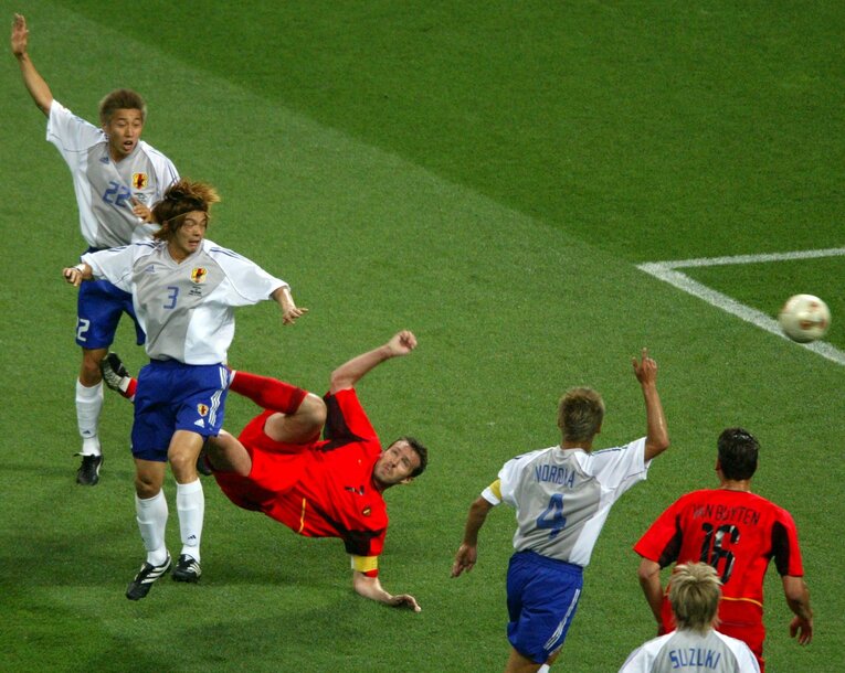 2002W杯初戦、後半12分にバイシクルシュートで日本代表から先制点を奪ったベルギー代表のマルク・ヴィルモッツ（当時33歳）。グループリーグ全3戦でゴールを挙げ、ベスト16進出の立役者に　©AFLO