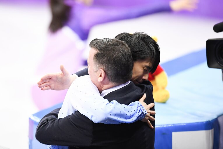 平昌SPの演技を終え、抱き合う羽生とオーサーコーチ　©Asami Enomoto/JMPA