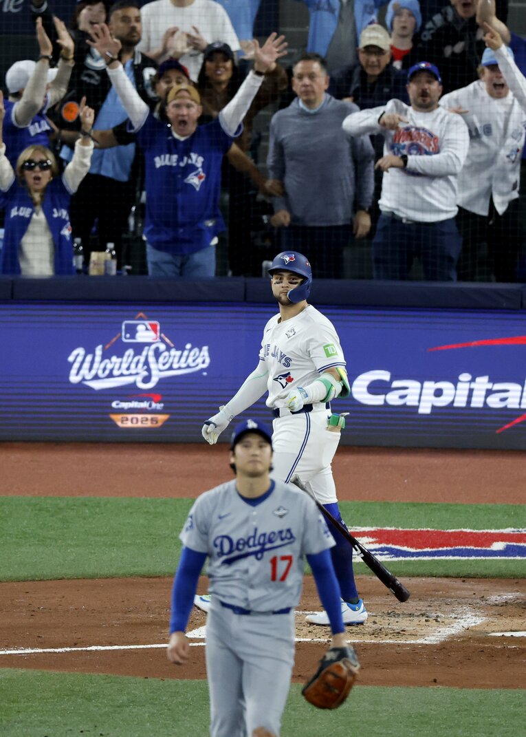 ワールドシリーズ第7戦、先発したドジャース大谷翔平か3ランを放った、ブルージェイズのボー・ビシェット　©︎Gina Ferazzi / Los Angeles Times via Getty Images