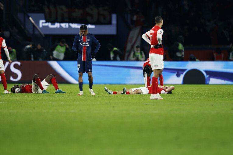 「PSGをブ然とさせた」中村敬斗ゴール＆お膳立て伊東純也が喜ぶ“会心の1枚”「関根大輝も試合後…」ランス“日本人3兄弟”を現場で撮った(16)