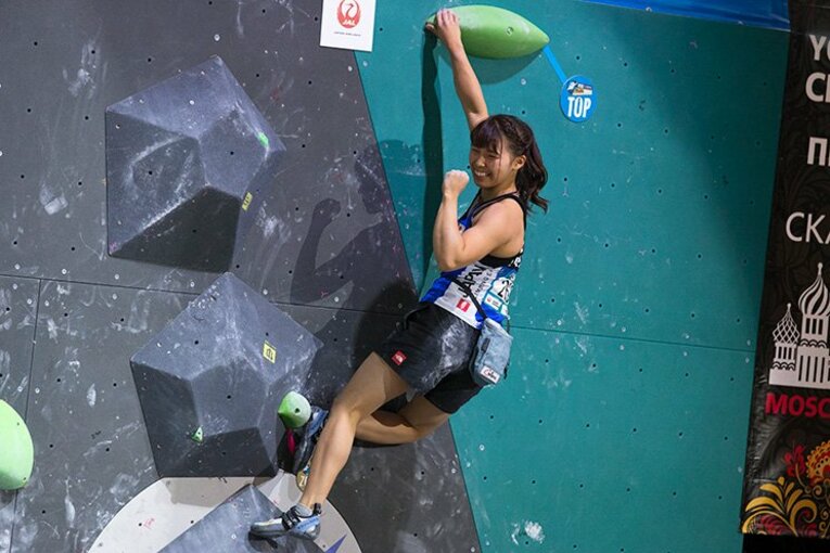 ボルダリング女子ジュニア決勝の中村真緒。