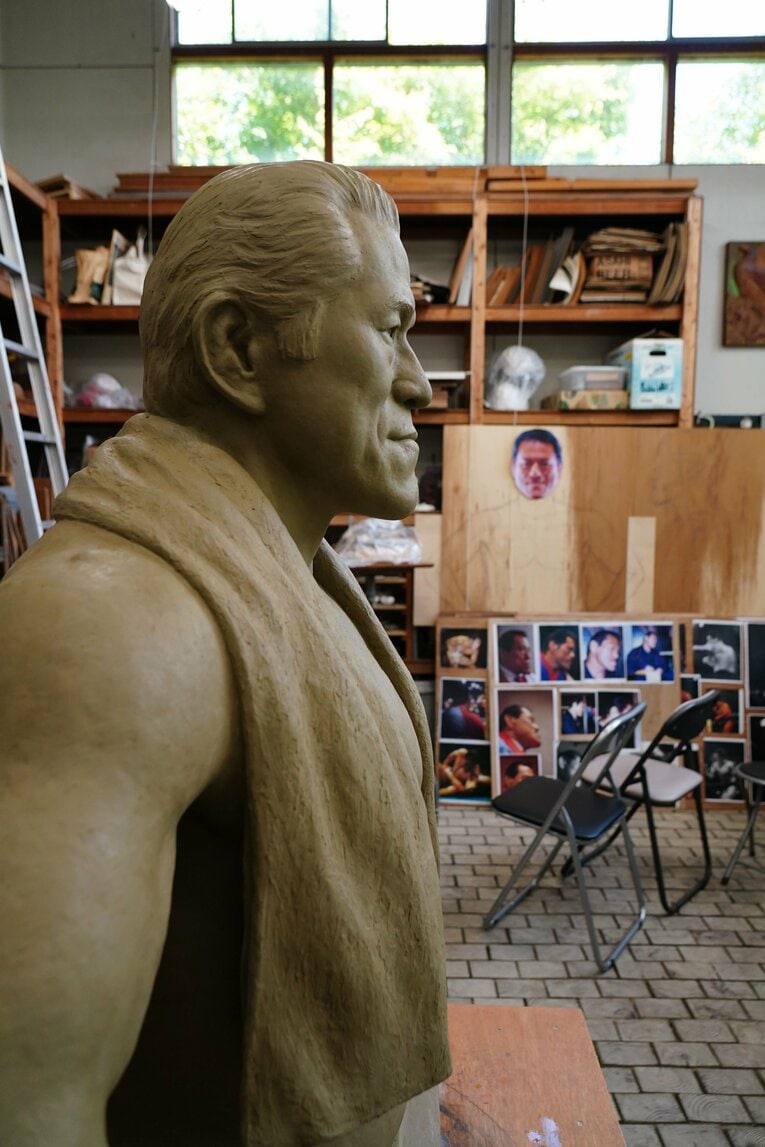 完成した粘土の猪木像の原型