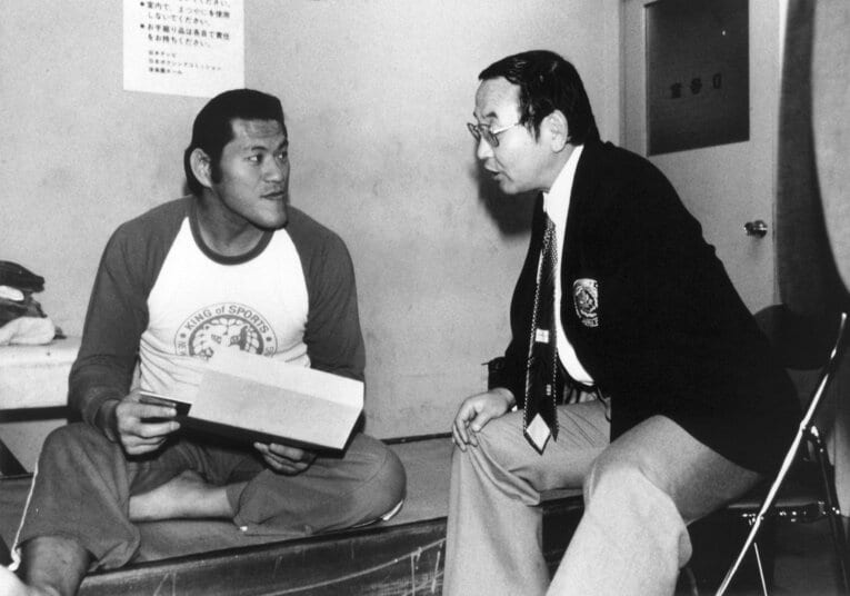 猪木とマネージャーだった新間氏（新日本プロレス営業本部長＝当時）　©Moritsuna Kimura