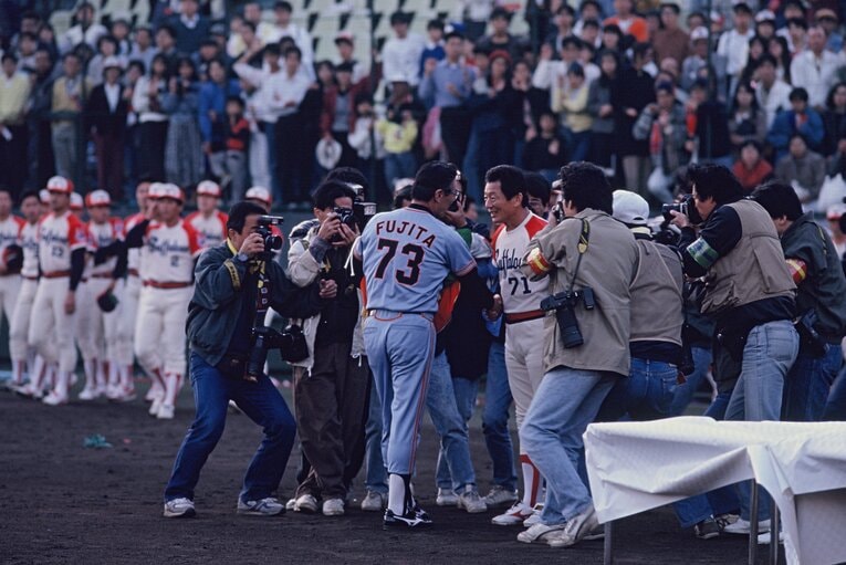 第7戦の試合前。握手する巨人・藤田元司監督と近鉄・仰木彬監督　©Makoto Kenmizaki