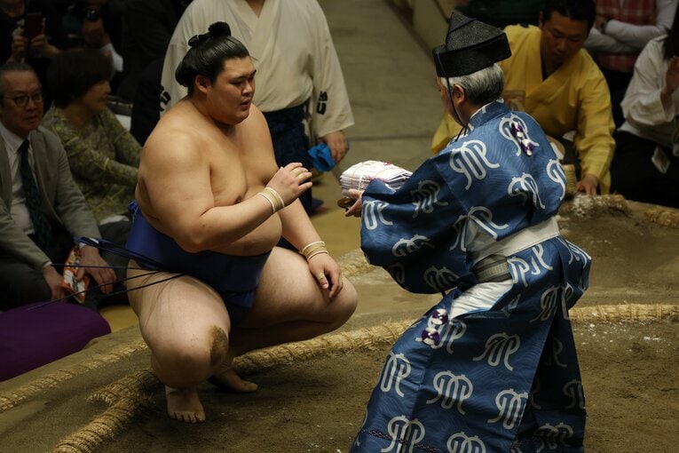 夏場所14日目、懸賞を受け取る大の里　©Kiichi Matsumoto/JMPA