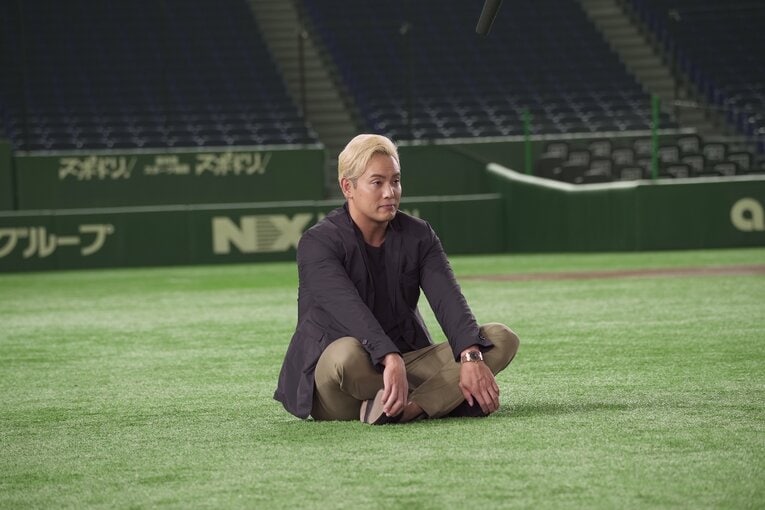 映画内では東京ドームでインタビューに答えたオカダ　©2023「アントニオ猪木をさがして」製作委員会