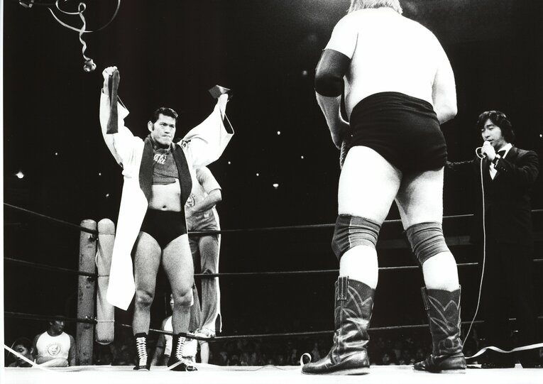 1979年6月、蔵前国技館で対戦した際の猪木とスタン・ハンセン　©Essei Hara