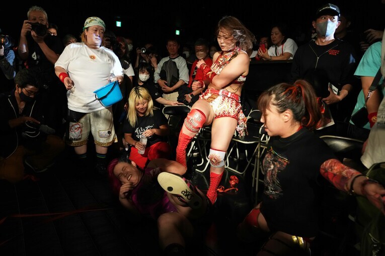 場外戦で橋本千紘を蹴るSareee