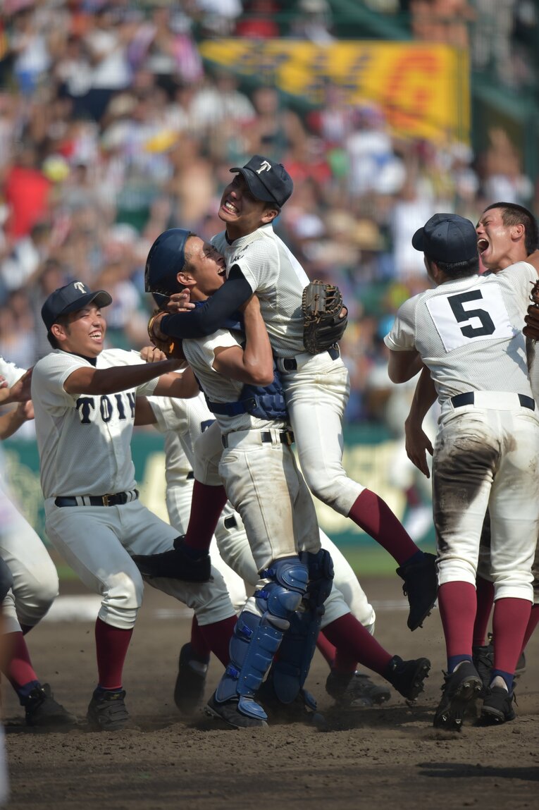 2014年大会で優勝した大阪桐蔭　©BUNGEISHUNJU