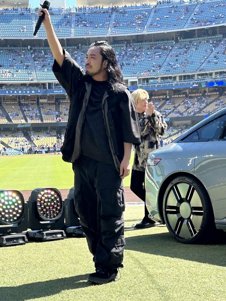 ドジャースタジアムに姿を現したCreepy NutsのR-指定とDJ松永　©Naoyuki Yanagihara