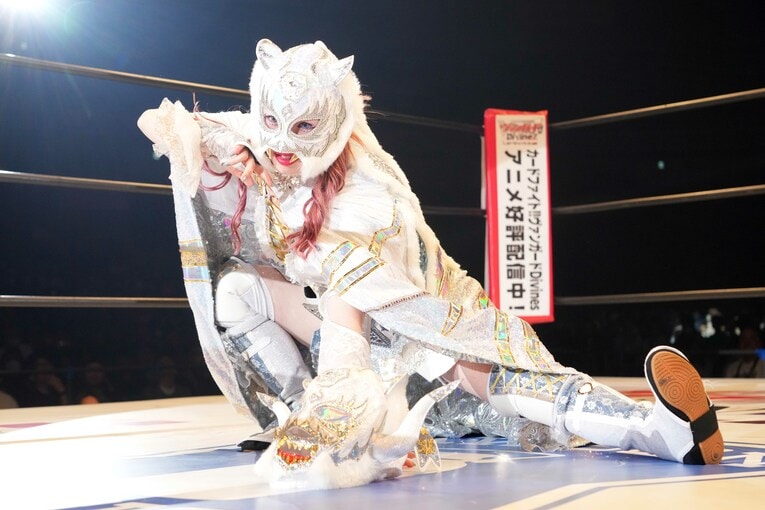 白いベルトを保持するスターライト・キッド　©Essei Hara