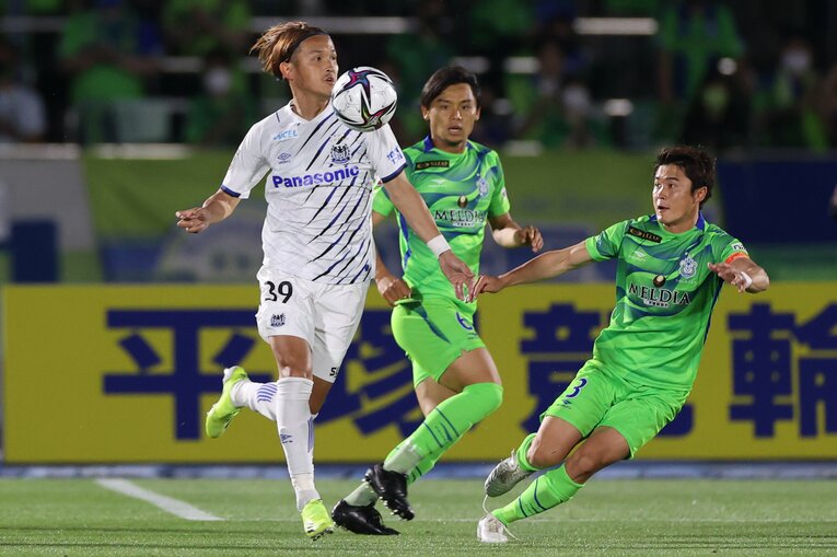 逆を向いてボールを持つ宇佐美