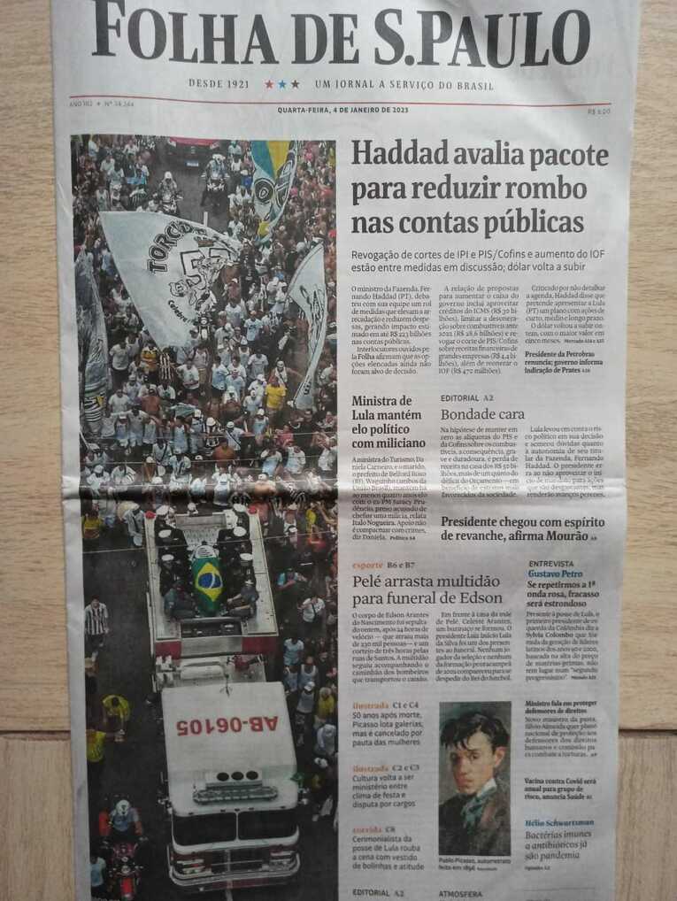 4日の日刊紙「フォーリャ・デ・サンパウロ」一面。消防車の荷台の真ん中でブラジル国旗に包まれているのがペレの棺 ©Hiroaki Sawada