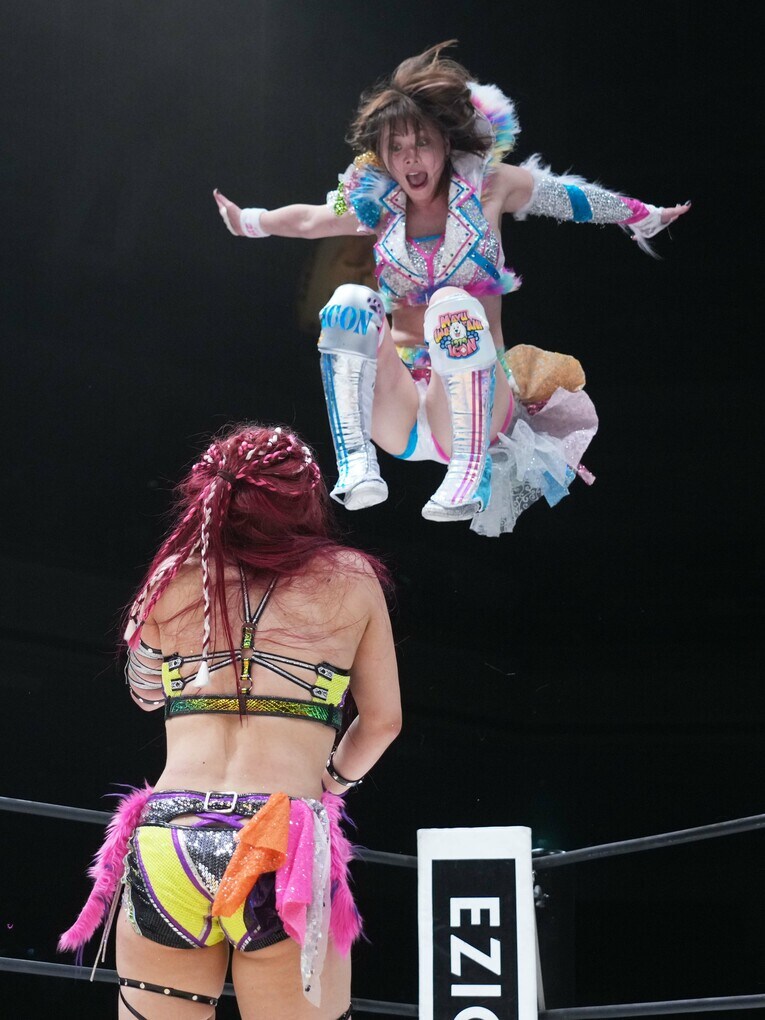 コーナーからドロップキックを放つ岩谷麻優　©Essei Hara