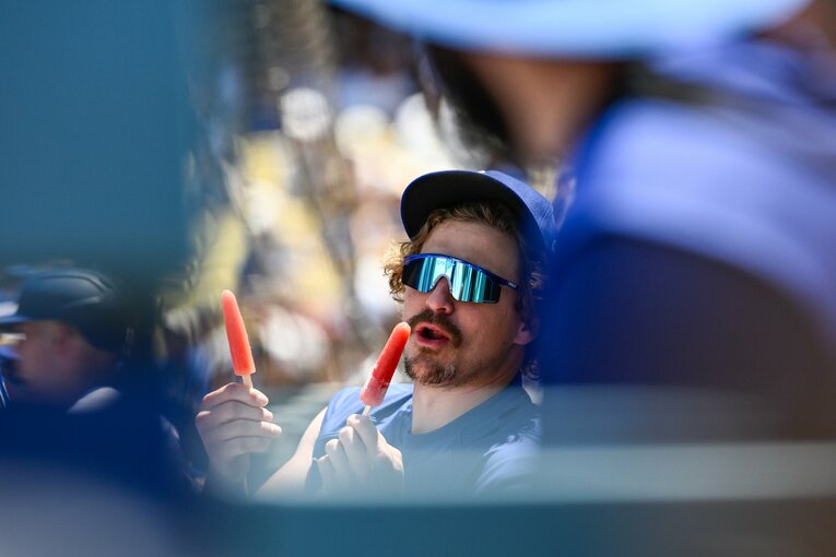 【常勝ドジャースと大谷らの”ステキな日常”／全100枚超】キケ、ベンチでアイス食べてる…それも2本も…（全3枚の3枚目。写真はまだまだ続きます）　©Nanae Suzuki