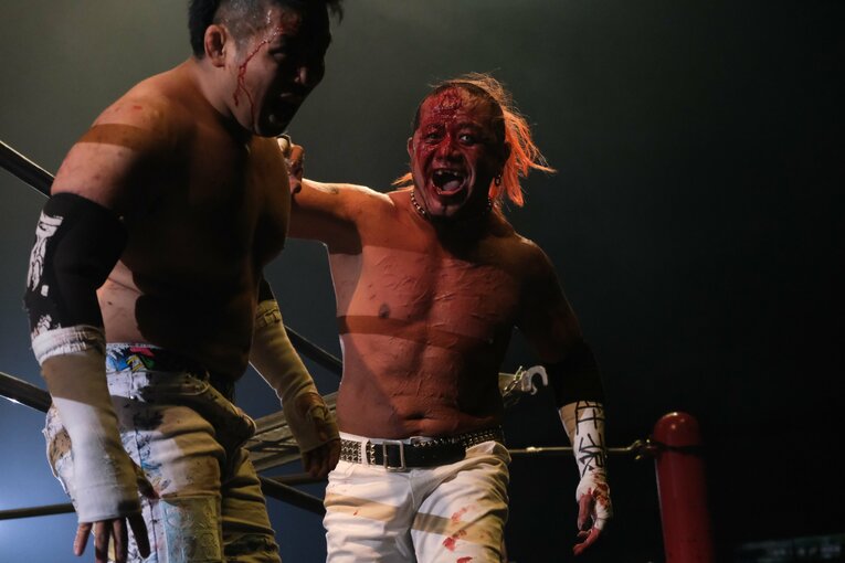 カリスマ葛西純「世の中は無駄な血を一滴も流すな」 頬を串刺し、人間ダーツ…それでもデスマッチが“ただの残虐ショー”ではない理由(15)