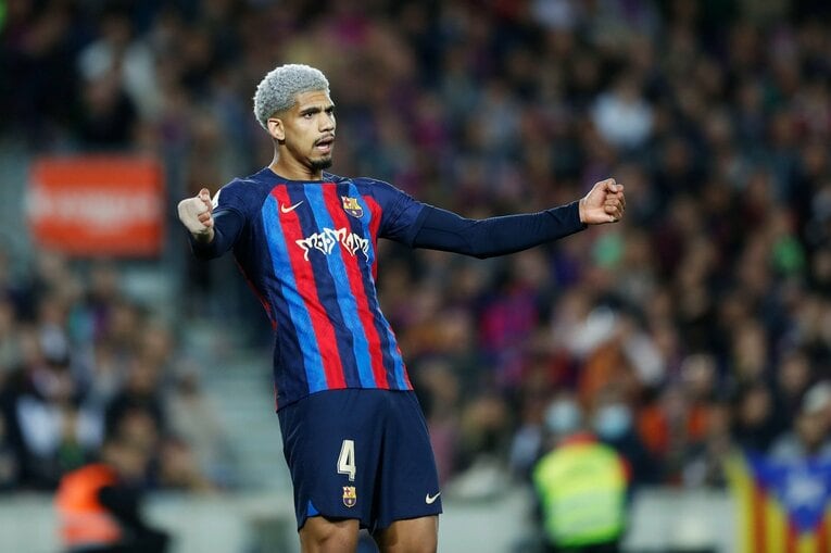 「バルサがメッシ退団後初のリーガ制覇」間近なクラシコの“喜びと憎しみ、一瞬のリスペクト”を撮った「18歳ガビが倒れたレアルDFを…」(36)