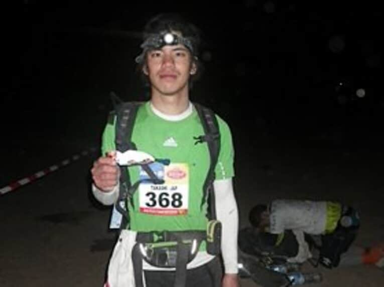 ヘッドライトを装着していざナイトランへ。後ろの人はすごい体勢で寝ています