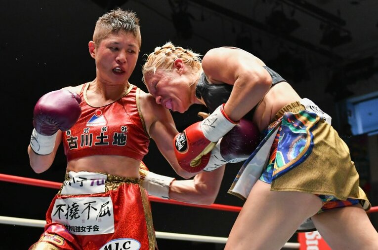 現地時間7月9日、ボクシングの本場アメリカでWBA世界女子フライ級王座の防衛戦のリングに立つ藤岡 ／ photograph by AFLO