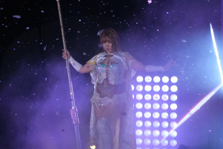 上谷沙弥とのタイトルマッチに入場する中野たむ