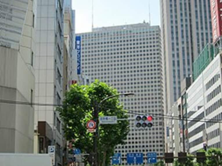 新橋方面から虎の門方面を望む。周りには多くの高層ビルが立ち並ぶようになったが、霞が関ビルの圧倒的な存在感はいまだ健在である。