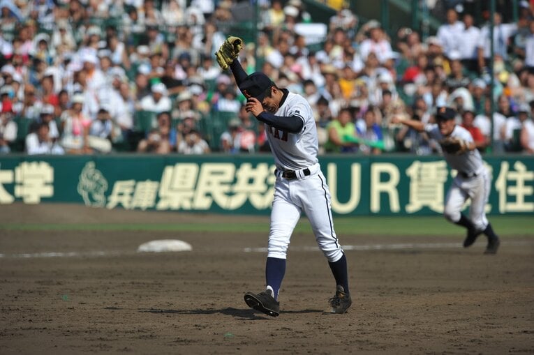 甲子園春夏連覇の瞬間。島袋洋奨は興南の絶対的なエースとしてマウンドに君臨した　©Hideki Sugiyama