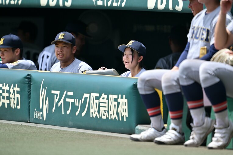 ベンチで声をからす仙台育英の女子部員・星よつはさん　©Hideki Sugiyama