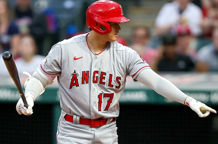 バットがキャッチャーミットに当たったことをアピールする大谷翔平。「打撃妨害」というスタッツにも脚光を当てるとは…… ／ photograph by Icon Sportswire/Getty Images