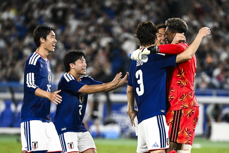 存在感がすごすぎる…鈴木彩艶の日本代表でのプレーも見る（写真は右に続きます）　©Asami Enomoto