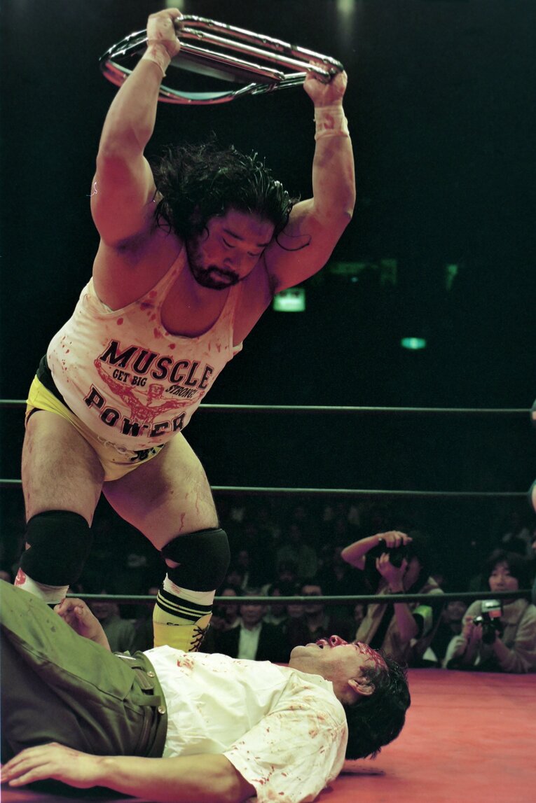 1995年11月3日、大日本プロレスのリングでターザン後藤に血だるまにされた小鹿