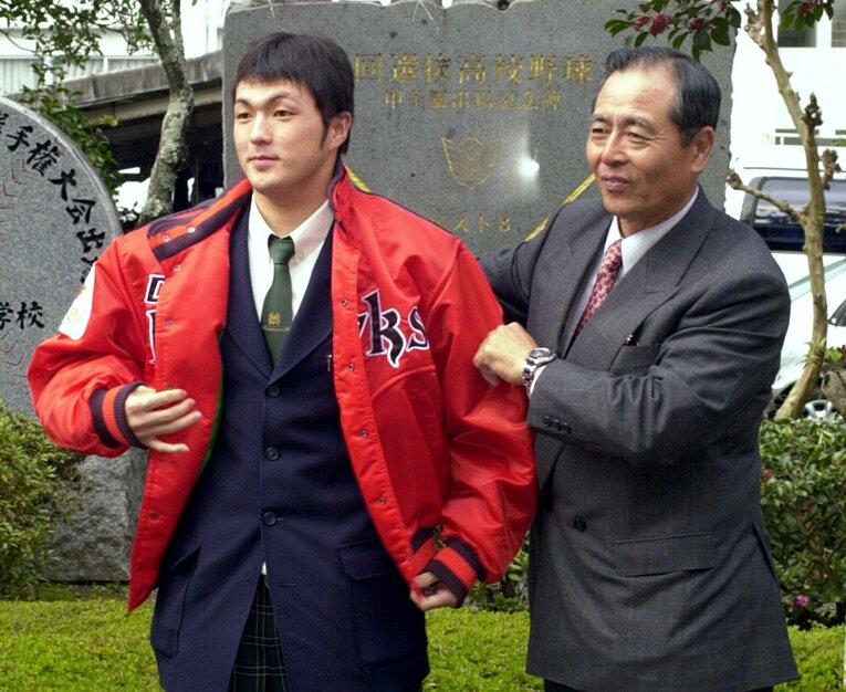 寺原にダイエーのジャンパーを着せる王監督　©JIJI PRESS