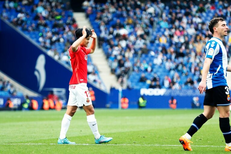 久保建英の祈りと必死さも実らず「先発落ち→6連敗で降格圏」に倒れ込み… 監督解任マジョルカの序列は変わるのか〈撮影者の視点〉(43)