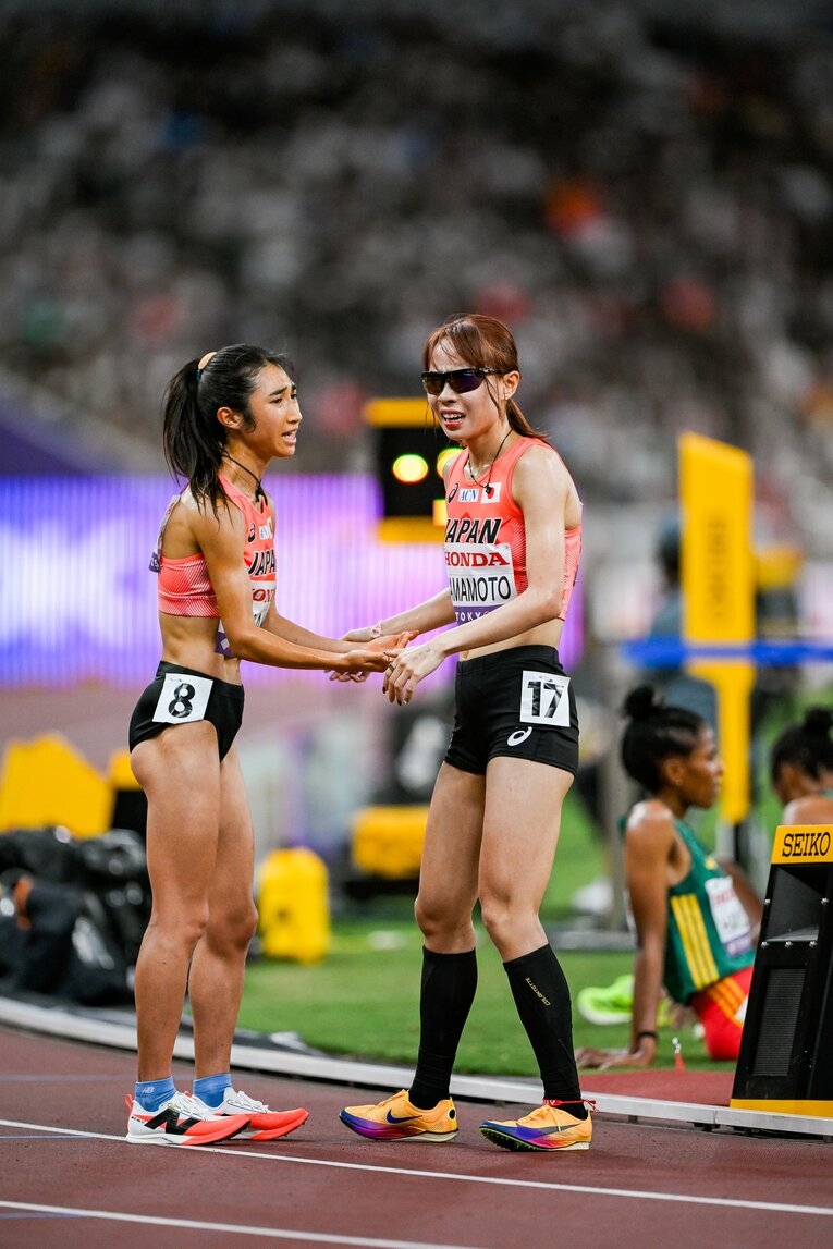 山本のゴールを迎えた田中との感動の抱擁の一部始終　©Nanae Suzuki