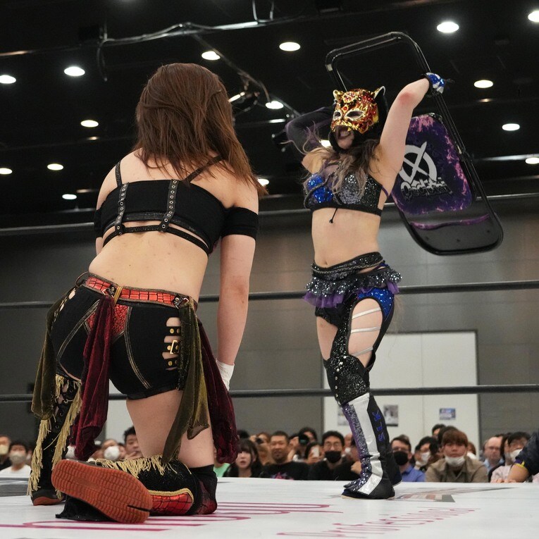 キッドは鈴季にイスを見舞って反則負けとなった