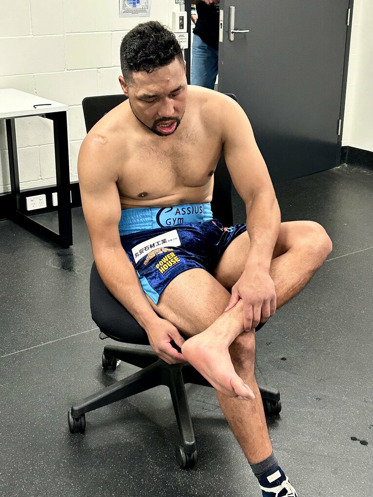 断裂したアキレス腱を何度も確認する内藤律樹　©Kokou Sekine