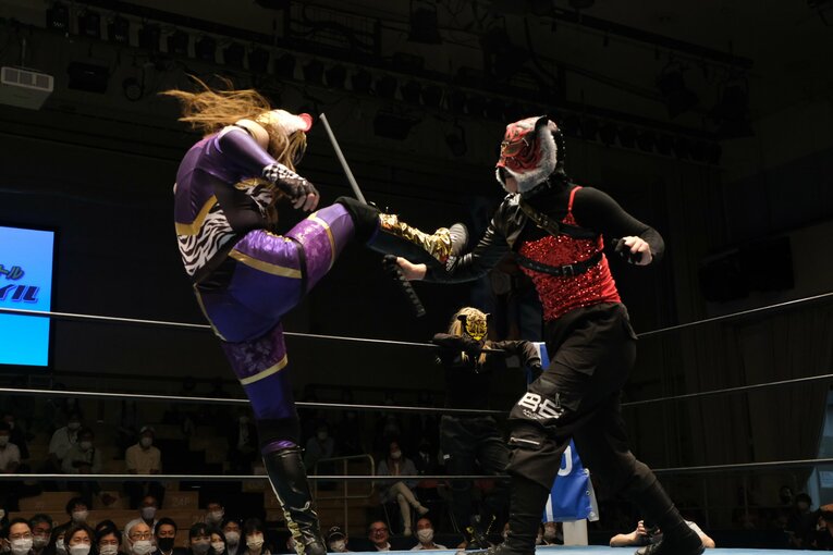 タイガー・クイーンを激怒させた“ヒール殺法”…乱入に凶器攻撃、待望のライバルは何でもありの“闇の軍団”？(19)