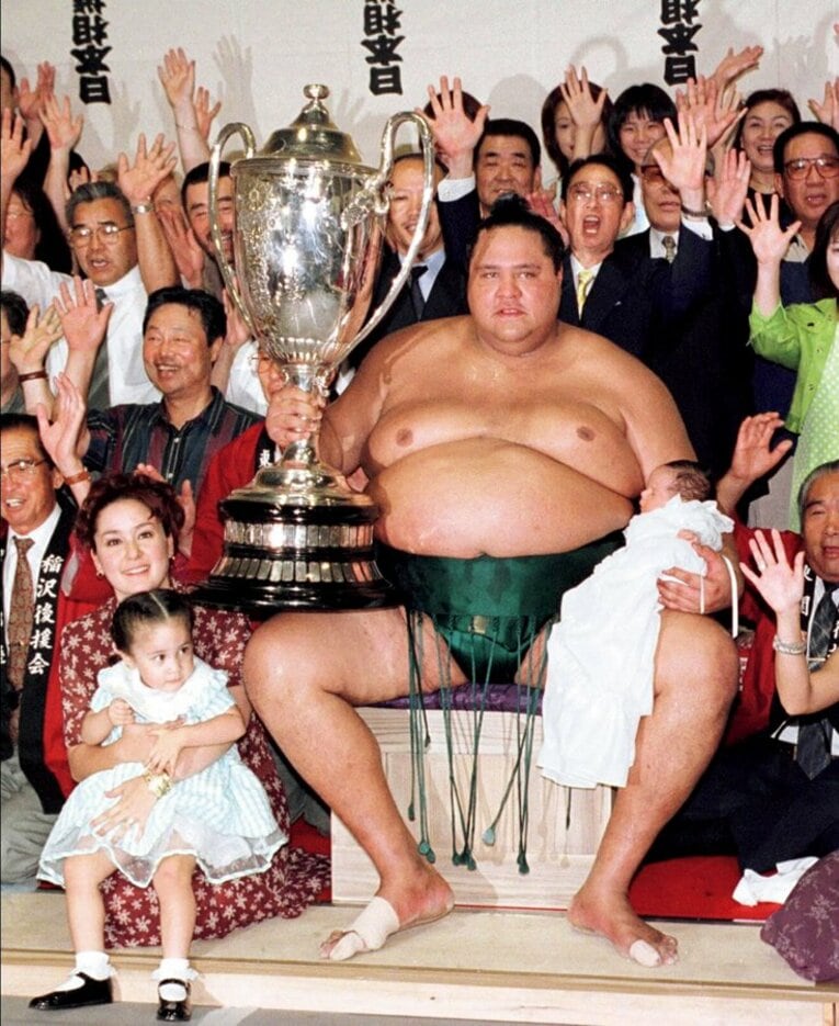 '00年名古屋場所で19場所ぶりの復活V。念願の家族との優勝写真となった　©︎JIJI PRESS