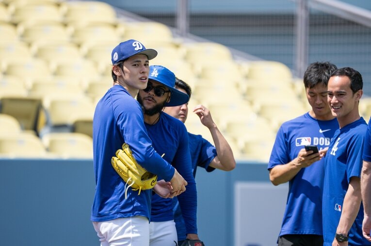 【テレビに映らない素顔の朗希／30枚超】トレーナーや通訳を交えて相談する佐々木…写真はまだまだ続きます　©Nanae Suzuki