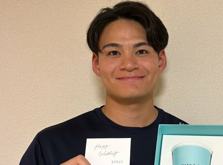 佐々木朗希から贈られたプレゼントを手に…　©Chiba Lotte Marines