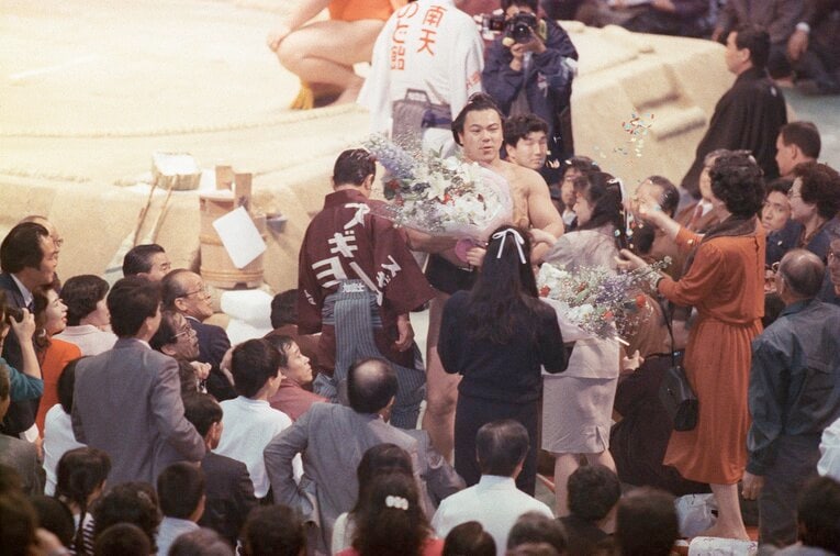 通算1000勝を達成し、花道で祝福される千代の富士　©JIJI PRESS