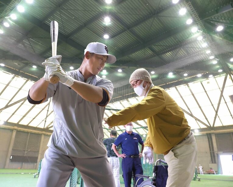 長嶋茂雄さんに指導される中田翔（2021年9月）©︎JIJI PRESS
