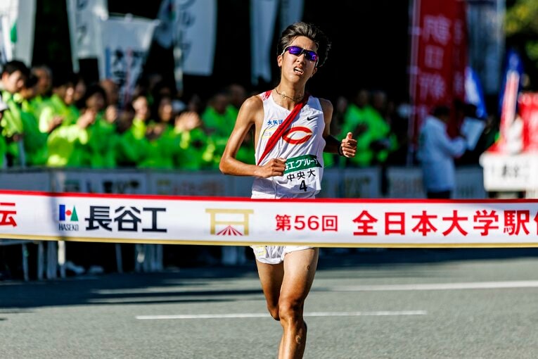 苦しそうにゴールした中大アンカーの阿部陽樹（4年）　©Kiichi Matsumo